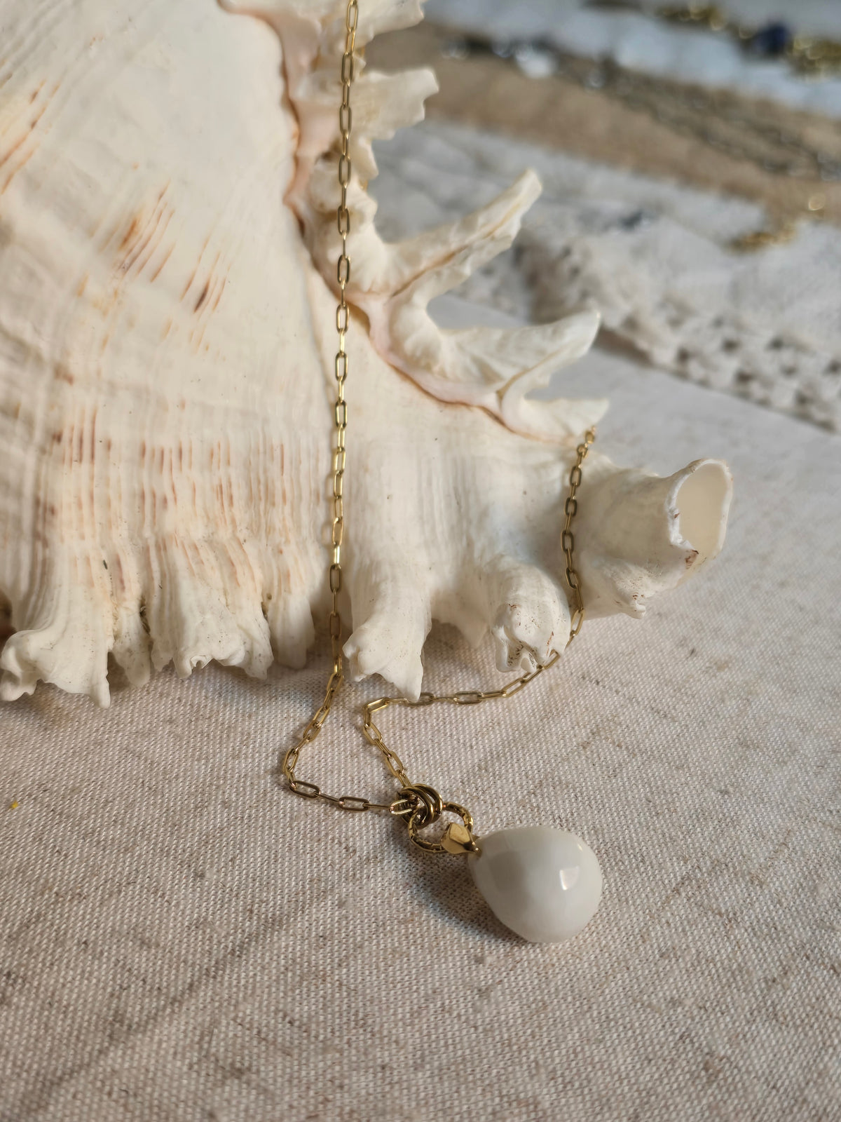 Collier agate blanche en goutte – Acier inoxydable
