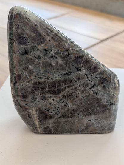 Forme libre de Labradorite violette polie