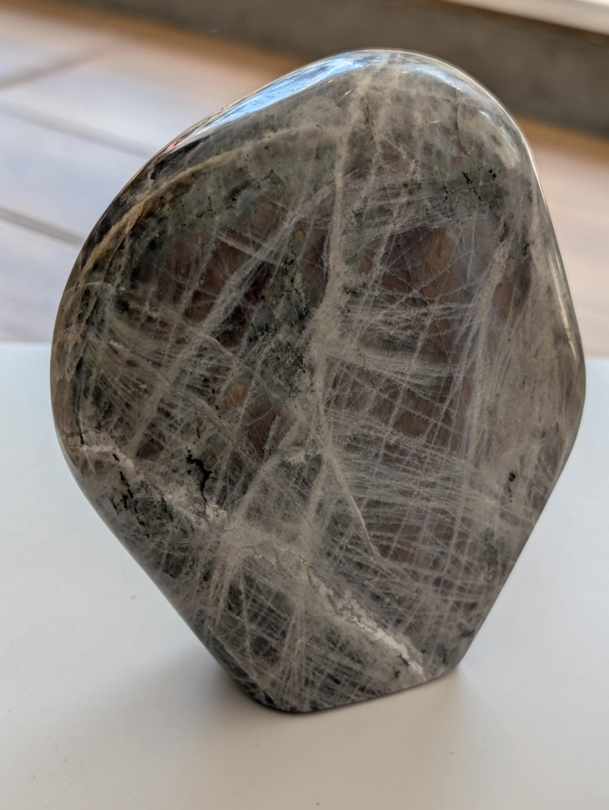 Forme libre de Labradorite violette polie