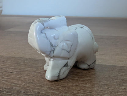 Eléphant en howlite blanche