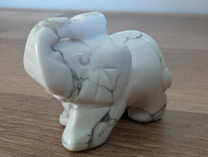 Eléphant en howlite blanche