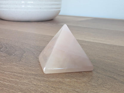 Pyramide en quartz rose