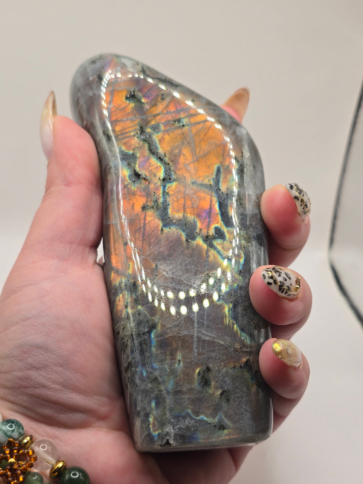 Labradorite de type spectrolite polie
