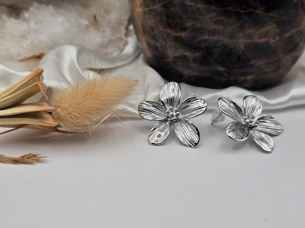 Boucles d’oreilles “Fleur Sculptée” – Doré ou Argenté