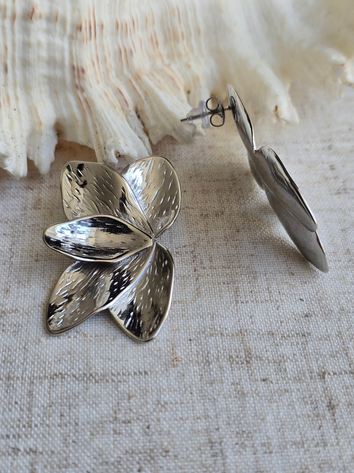 Boucles d'oreilles fleurs sculptés