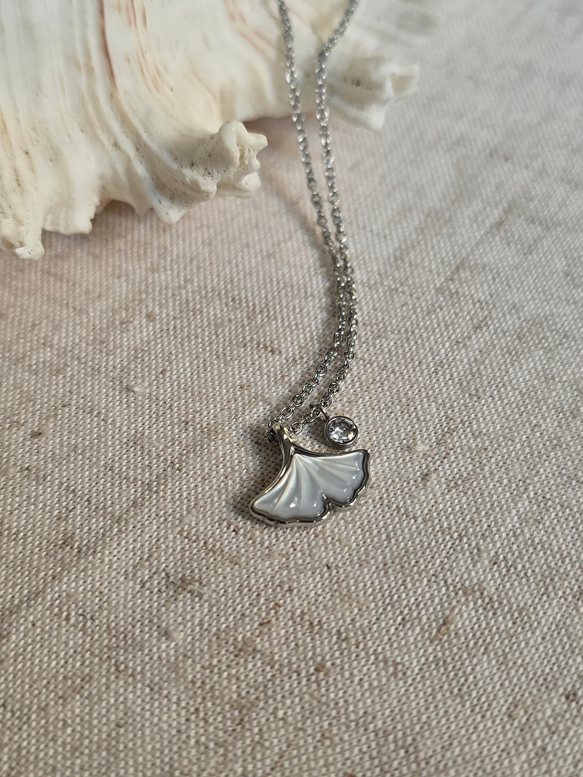 Collier Feuille de Ginkgo – Acier inoxydable